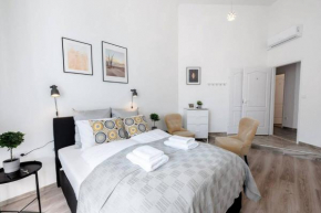 NEW A C Studio with view of the Synagogue Budapest
